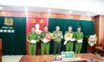 Đại tá Lê Quốc Hùng, Giám đốc Công an tỉnh (giữa) khen thưởng công an các đơn vị, địa phương tích cực phá nhanh vụ án giết người