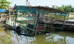 Đội phà tiền tỷ chìm giữa sóng nước Tam Giang.