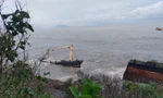 Con tàu biển dạt bờ bí ẩn tại TT-Huế đã bị sóng lớn đánh gãy làm đôi.