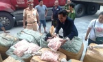 Lực lượng CSGT, Cảnh sát Môi trường và Thú y TT-Huế phối hợp kiểm tra, xử lý lô hàng 1,5 tấn sụn gà không rõ nguồn gốc xuất xứ (ảnh A.Fong)