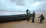 Tàu thuyền không có người lại dạt vào vùng bờ biển Lăng Cô, TT-Huế.