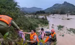 Lực lượng Công an cứu hộ người dân bị ảnh hưởng bởi lũ.