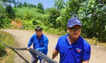 Đoàn viên thanh niên kéo nước về nơi ở mới của người dân Làng Nủ