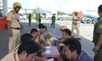 Lực lượng chức năng chốt chặn kiểm tra phương tiện.