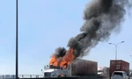 Xe contaner bất ngờ bốc cháy nghi ngút trên cầu Phú Mỹ 