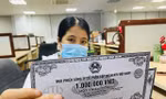 Thứ trưởng Bộ Tài chính Nguyễn Đức Chi trả lời phóng viên tại buổi họp báo