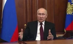 Thủ tướng Nga Vladimir Putin chụp ảnh với các thành viên câu lạc bộ thanh niên yêu nước quân đội năm 2015. Ảnh: Reuters. 
