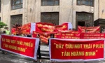 Nhà đầu tư TPDN Tân Hoàng Minh căng băng rôn mong sớm nhận lại tiền đầu tư