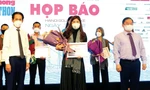 Ông Huỳnh Đức Dũng (bên trái) cùng đồng Trưởng Ban tổ chức Lê Xuân Sơn trao tặng hoa và chứng nhận cho các nhà tài trợ ảnh: pv 