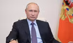 Một ngôi nhà ở làng Irpin của Ukraine bốc cháy. (Ảnh: Reuters)