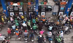 Người dân nhiều nơi tại TPHCM vật vã trong cơn "khát" xăng. Ảnh: Hoàng Trang