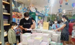Đã vào năm học mới, phụ huynh vẫn mướt mải tìm mua SGK cho con ảnh: Mạnh Thắng