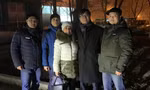 Đại sứ Việt Nam tại Ukraine Nguyễn Hồng Thạch chia sẻ bức ảnh chụp khi ông đến thăm bà con người Việt ở thành phố Mariupol gần Nga. (Ảnh: FB)