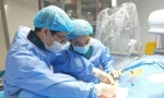 Các BS thực hiện ca phẫu thuật cho bệnh nhân P. Ảnh: BS cung cấp