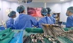 Các BS thực hiện nội soi lấy mảnh gan phải từ người hiến sống tiến hành ghép gan thành công. Đây là ca đầu tiên được thực hiện kỹ thuật này tại Việt Nam. Ảnh: Bệnh viện cung cấp