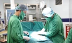 Các BS trong ca phẫu thuật mổ bắt con và lấy khối u khủng cho sản phụ