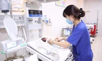 Sau phẫu thuật, trẻ được chăm sóc, điều trị tích cực tại khoa Sơ sinh. Ảnh: BS cung cấp