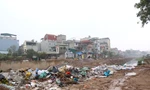 Rác thải 'tấn công' tuyến đường hai bên kênh dẫn dự án chống ngập ở Hà Nội