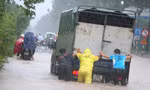 Đại lộ Thăng Long ngập như sông, đoàn xe ùn tắc cả km