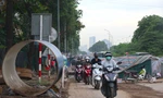 'Lô cốt' thi công gây mất an toàn, ùn tắc trên đại lộ Thăng Long 