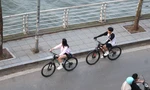 Nắng lên, dịch vụ cho thuê xe đạp ở hồ Tây sôi động, thu tiền triệu mỗi ngày