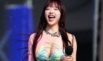 Nữ ca sĩ mặc nóng bỏng hát ở lễ hội nhạc nước