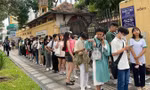 Fan xếp hàng dài gần 1 km, đội mưa để gặp Phương Mỹ Chi