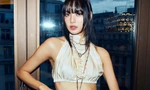 Lisa (BlackPink) mặc quần siêu ngắn dự show thời trang