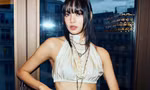 Lisa (BlackPink) mặc quần siêu ngắn dự show thời trang