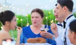 Mẹ Đặng Văn Lâm trao bánh mì và muối trong đám cưới có ý nghĩa gì?