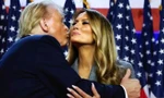Bộ váy 6.900 USD của bà Melania mừng ông Trump thắng cử