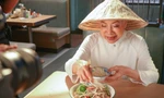 Nữ diễn viên 'Thần điêu đại hiệp' đội nón lá ăn phở 
