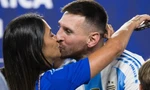 Messi hôn vợ sau chiến thắng ở Copa America 2024