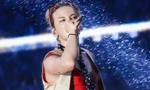 G-Dragon biểu diễn giữa trời mưa xối xả ở Hà Nội, fan Việt lao lên sân khấu đòi ôm