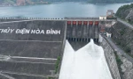 Yêu cầu Thủy điện Hòa Bình đóng 1 cửa xả đáy