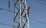 Giải cứu thanh niên nghi 'ngáo đá' leo cột điện cao thế la hét