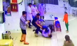 Người nhà bệnh nhân đánh bảo vệ bệnh viện tại phòng cấp cứu
