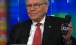 Tỷ phú Mỹ-ông vua đầu tư chứng khoán Warren Buffett giới thiệu chiếc điện thoại cổ lỗ của mình. Ảnh: CNN.
