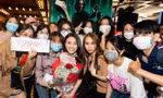 Nhất Ninh Dương Lan Ngọc rồi, ra mắt phim mới được fan tặng quà xịn sò thế này cơ mà!