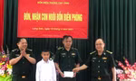  Em Tàng Minh Quân, học sinh lớp 5 Trường Tiểu học xã Bính Xá được Biên phòng Lạng Sơn nhận làm con nuôi Ảnh: Vi Toàn 