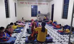 Cô giáo chăm sóc giấc ngủ cho học sinh trong khu cách li tập trung 