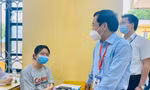 Ông Mai Văn Trinh, Cục trưởng Cục Quản lý chất lượng - Bộ GD&ĐT, động viên thí sinh tại điểm thi Trường THPT Bình Xuyên (Vĩnh Phúc) ngày 8/7 Ảnh: Anh Minh 