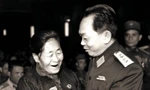 Đại tướng Võ Nguyên Giáp thăm hỏi động viên mẹ Suốt anh hùng