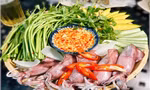 Về phố biển 'đu trend' cuốn mực tươi rau muống