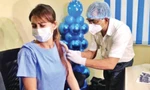 Minh tinh Mimi Chakraborty bị tiêm vaccine giả 