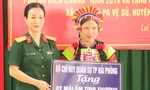 Thiếu tá Bùi Thị Chính (Phòng Chính trị Bộ CHQS thành phố Hải Phòng) trao tiền hỗ trợ phụ nữ có hoàn cảnh khó khăn ở 2 xã Pa Ủ và Pa Vệ Sủ thuộc huyện Mường Tè, tỉnh Lai Châu 