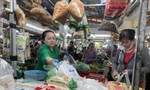 Chợ truyền thống lay lắt bám trụ 