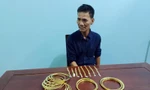 Đối tượng Nguyễn Hoàng cùng số vàng trộm. Ảnh: Văn Nam