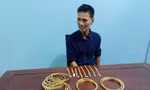 Đối tượng Nguyễn Hoàng cùng số vàng trộm. Ảnh: Văn Nam