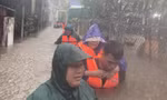 Hàng trăm cán bộ, chiến sĩ ngâm mình trong nước di dời người dân vùng ngập lụt ở Huế